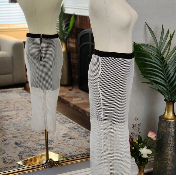 Bebe mesh fitted skirt. Black and White. SIZE: Small - Picture 2 of 14